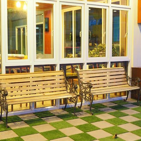 Hostel A Nighttime Krabi town Exterior foto